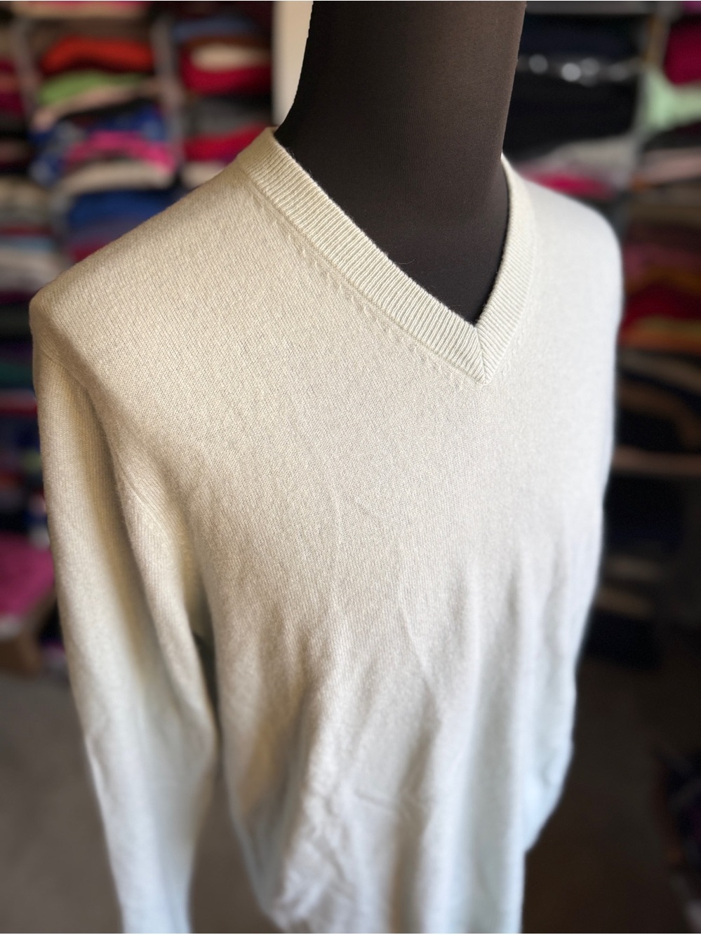 QiClassic V-Neck Men's Cashmere Sweater in Cream-Gray